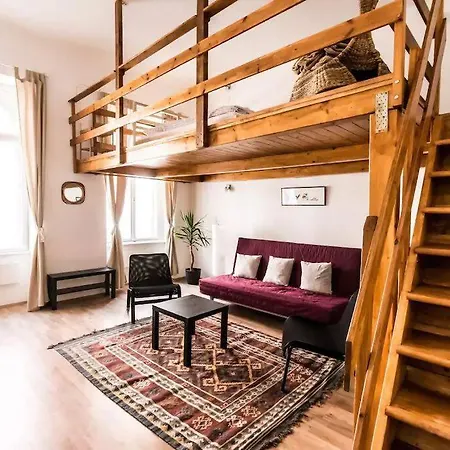 Spacious Lofted Place Next To The Pub District