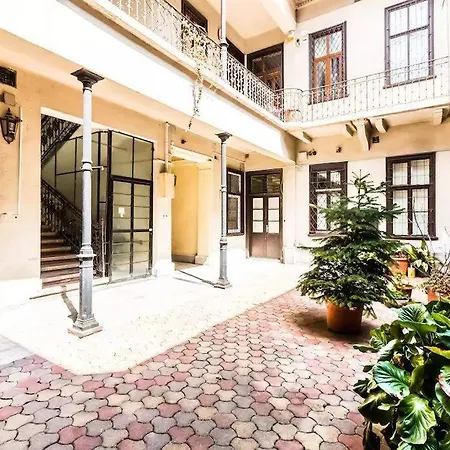 Spacious Lofted Place Next To The Pub District Budapest
