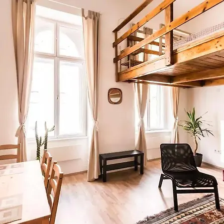 Spacious Lofted Place Next To The Pub District