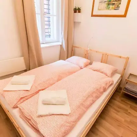 Spacious Lofted Place Next To The Pub District *