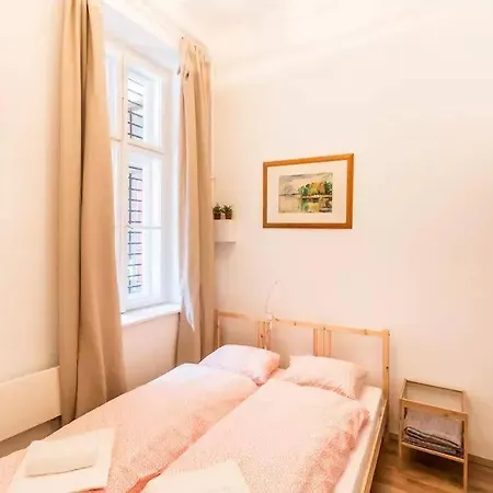 Spacious Lofted Place Next To The Pub District Apartman *